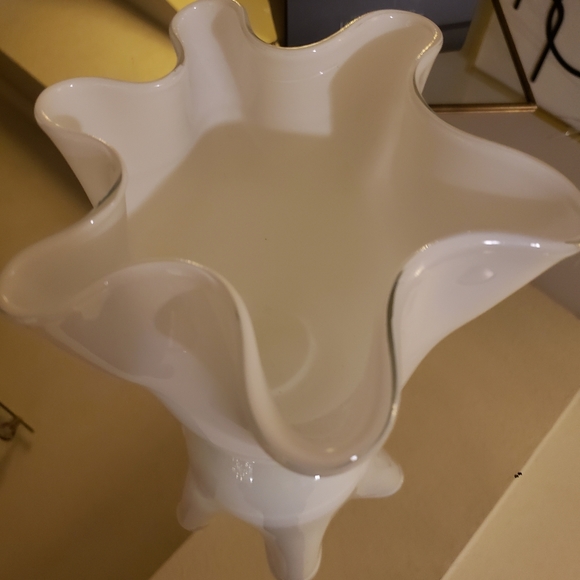 WHITE DECORATIVE GLASS VASE - Picture 4 of 5